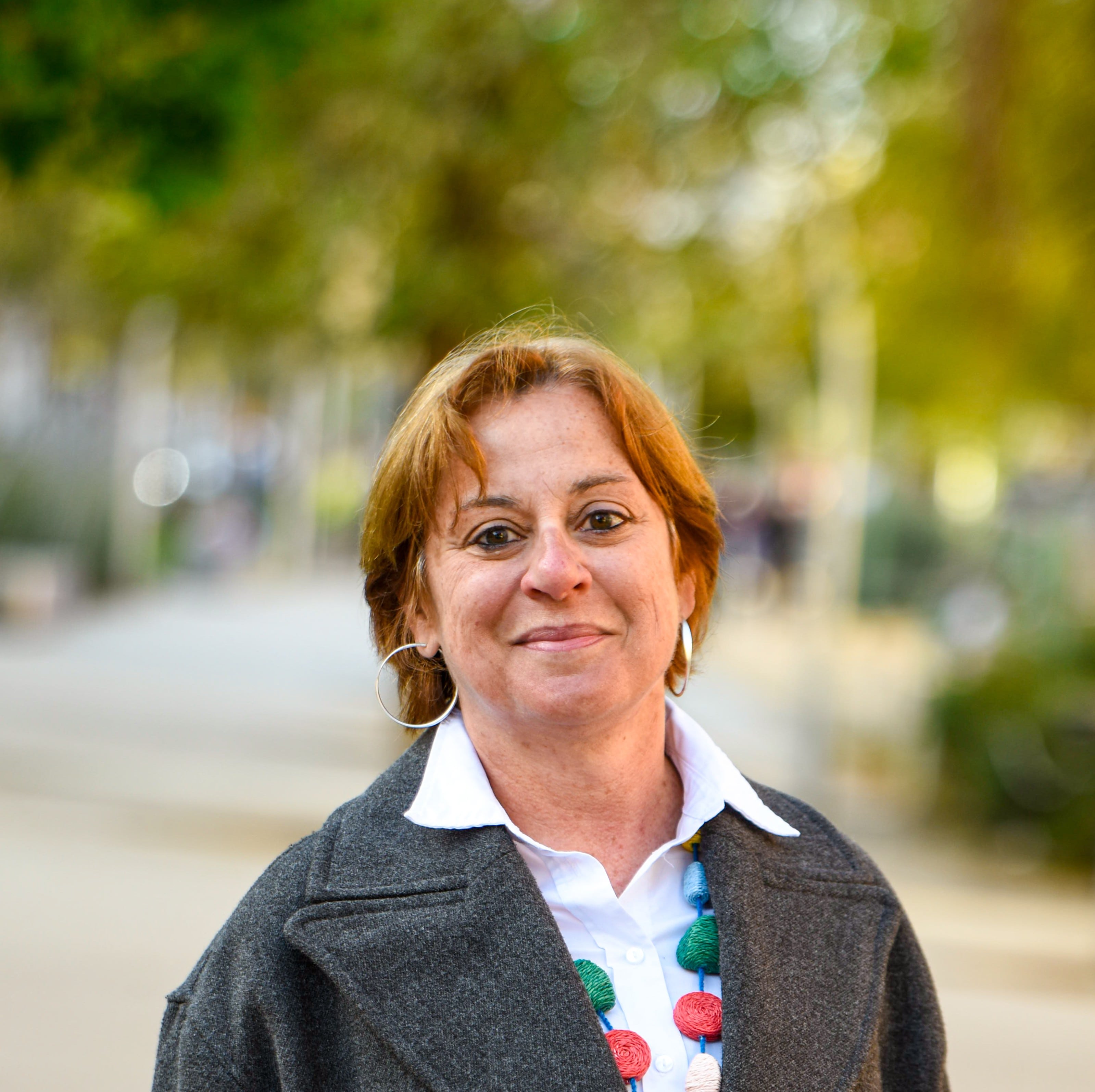 Imatge petita d'Esther Martín i Roque amb arbrat de fons