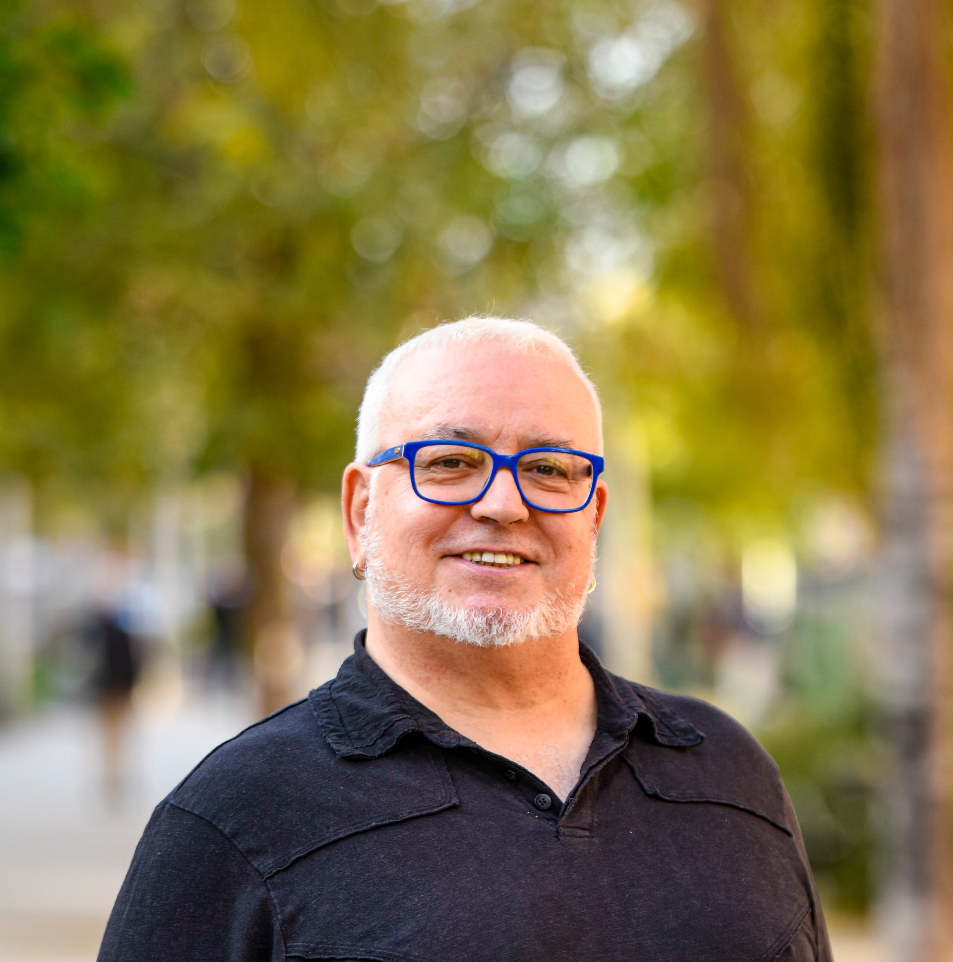 Imatge petita del Joan Miquel Saderra i Estellers amb arbrat de fons