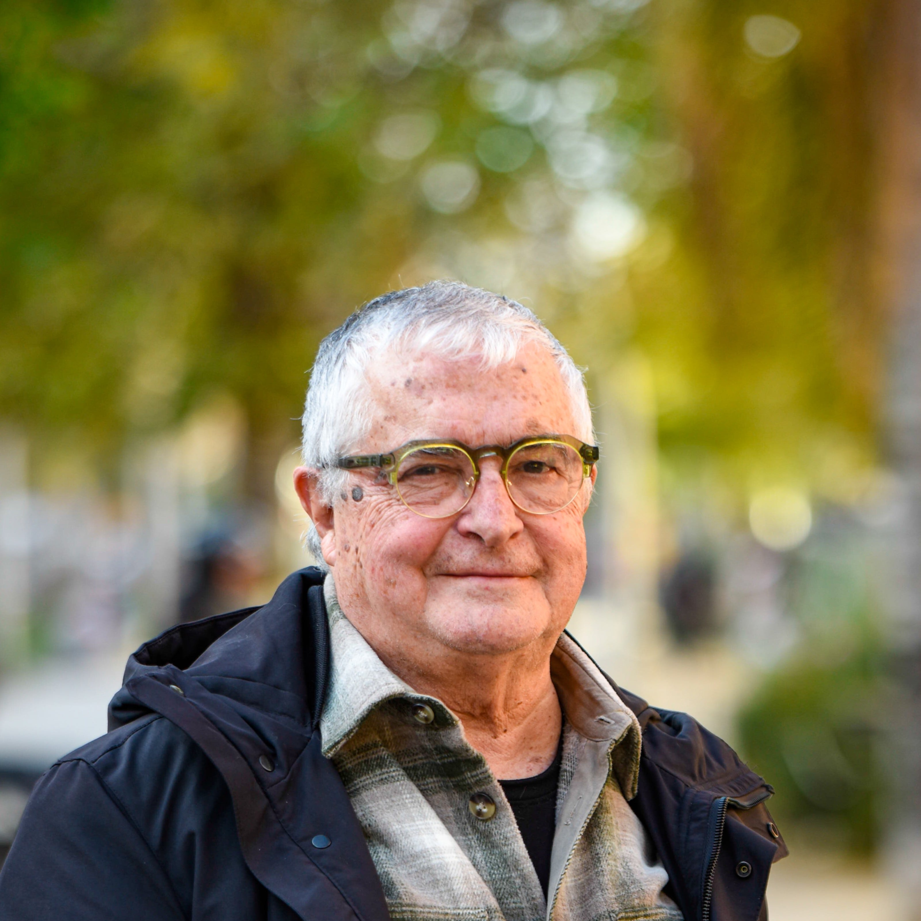 Imatge petita del Toni Colomina i Rivelles amb arbrat de fons